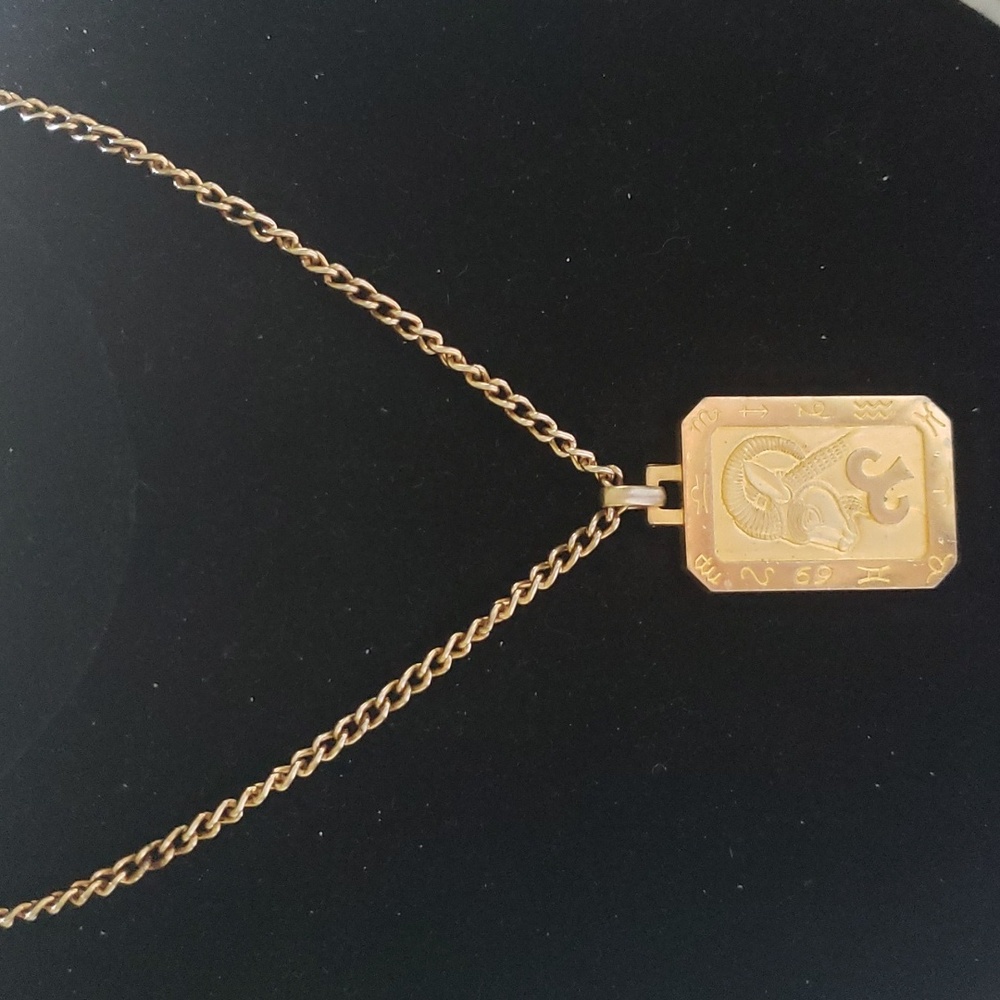 VINTAGE goldtone Aries ♈ necklace